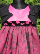 Růžové šaty s černou krajkou