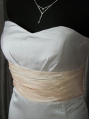 Bílé šaty s meruňkovým pásem