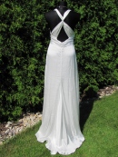 bílo-krémové večerní šaty