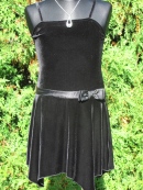 Sytě černé dívčí šaty