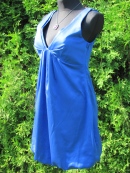 Zářivě modré balónové šaty