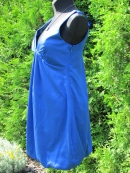 Zářivě modré balónové šaty