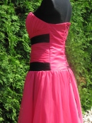 Sytě růžové společenské šaty